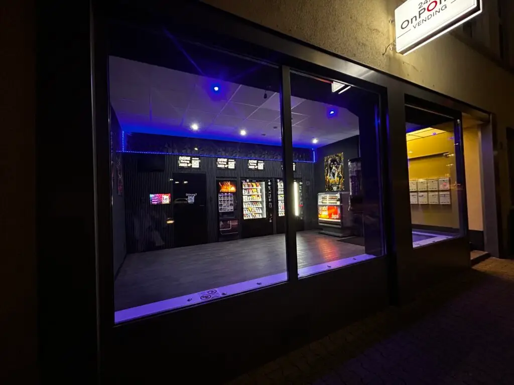 OnPoint 24/7 Shop Trier-West Aachener Straße 9 – moderne Außenansicht bei Nacht